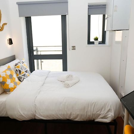 New Luxury Apartments In Central Location Next To Shops, Cafes, Bars & Metro Londýn Exteriér fotografie