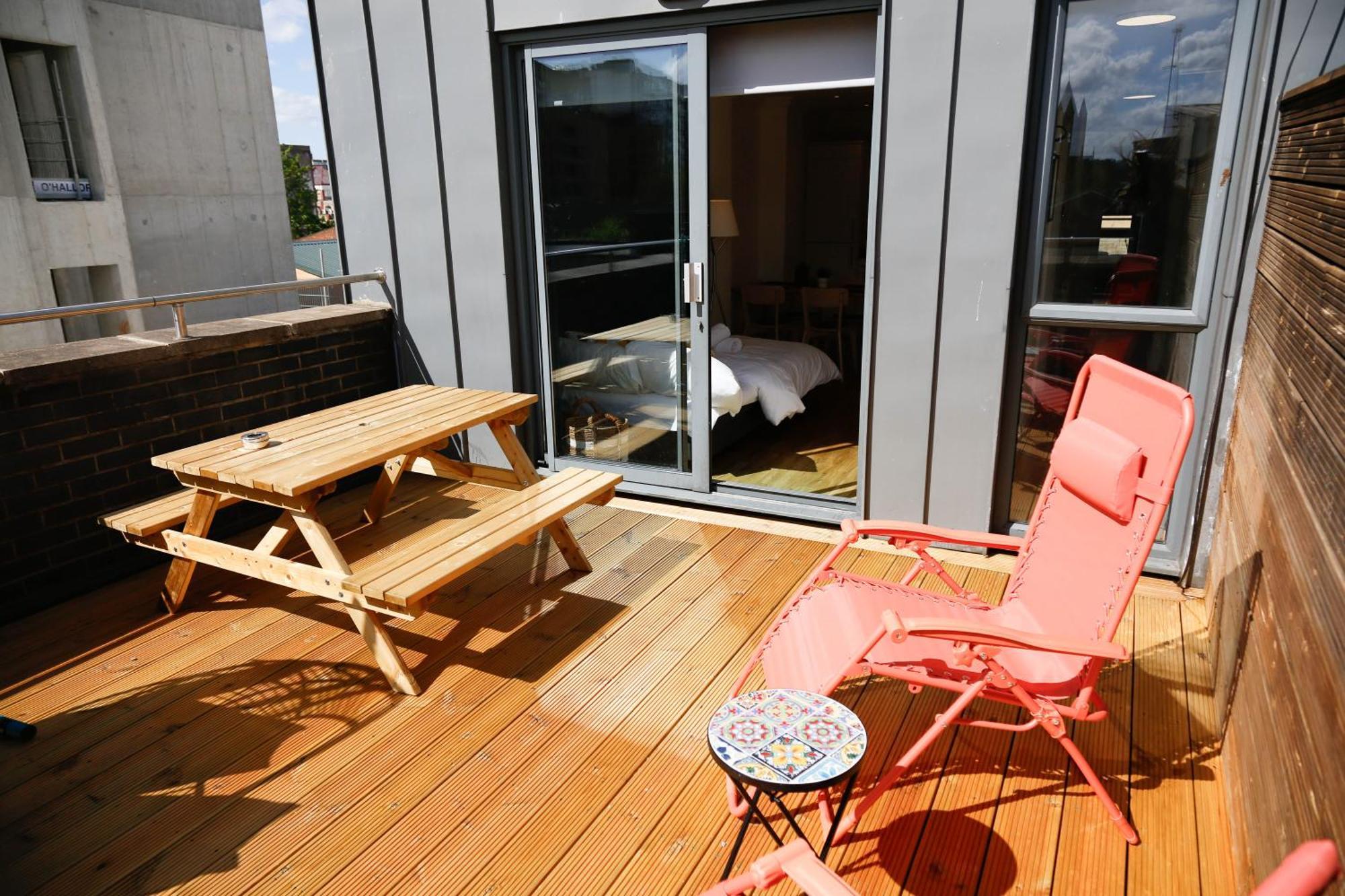 New Luxury Apartments In Central Location Next To Shops, Cafes, Bars & Metro Londýn Exteriér fotografie
