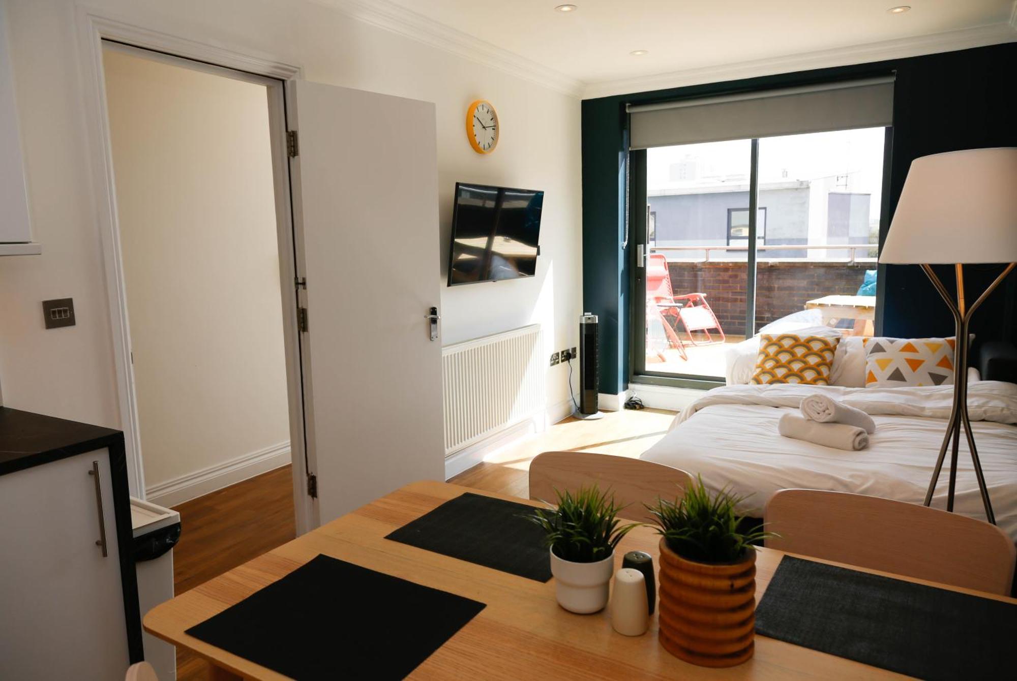 New Luxury Apartments In Central Location Next To Shops, Cafes, Bars & Metro Londýn Exteriér fotografie